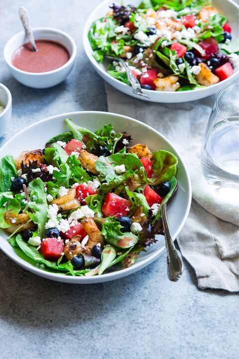 Shrimp salad on the menu of the Mediterranean diet