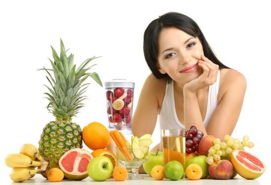 girl preparing fruit smoothie to lose weight